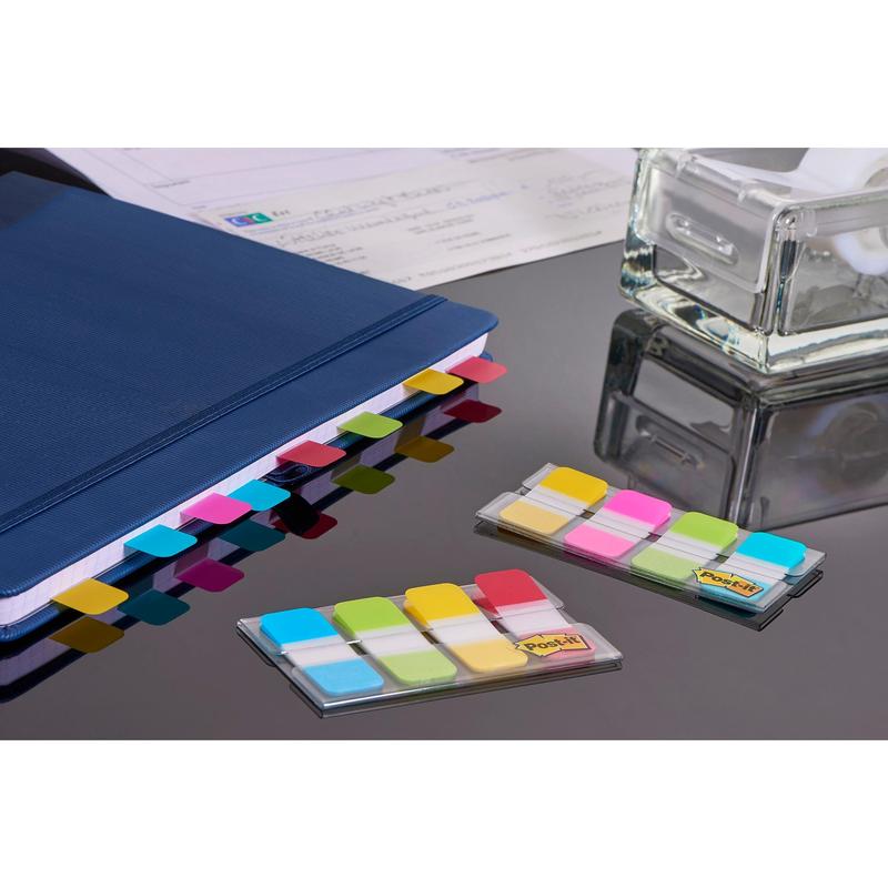 Post-it® Index Strong Filing Tabs from 3M Deutschland GmbH in Blue, Violet, Pink, and Yellow (15.8 mm x 38.1 mm) are attached to the blue folder; two packs for efficient document organization lie on the table.