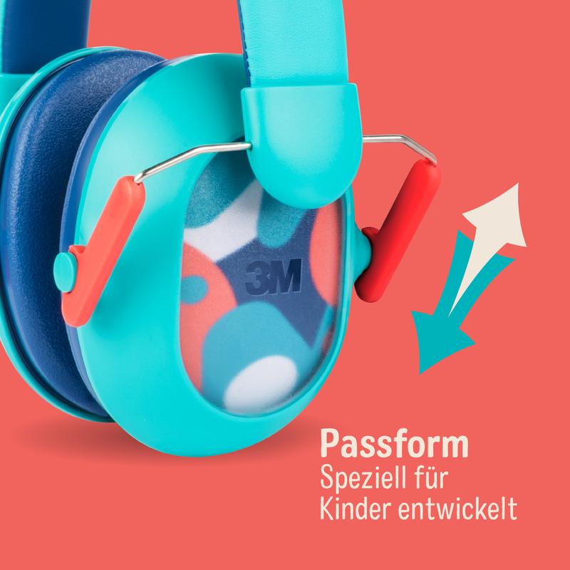 Close-up of the 3M™ Kids Hearing Protection with PKIDSP-TEAL-E (87-98 dB, teal) from 3M Deutschland GmbH, with red accents and padded ear cups on a coral background. German text: "Fit, specially developed for children."