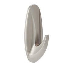 The Command™ Medium Designer Hook in metal look (17081BN) from 3M Deutschland GmbH features an oval base with a distinctive metal-like hook depicted on a white background.