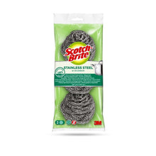 A pack of Scotch-Brite® stainless steel spiral from 3M Deutschland GmbH with 3 pieces. The green-clear packaging shows the scrubbers, brand, product info, pot graphic, and is ideal for kitchen cleaning and tough dirt.