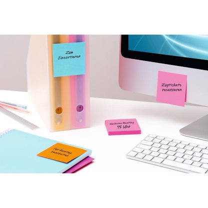 On the desk: computer, keyboard, folders, notebook, ruler, and 3M Deutschland GmbH Post-it® Super Sticky Notes in large format (lined, 102 x 152 mm) in German for task reminders - extra strong hold for sorting and planning.
