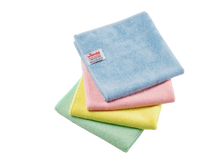 Vier gestapelte Vileda Professional r-MicroTuff Swift Microfasertücher in Blau, Rot, Gelb und Grün.
