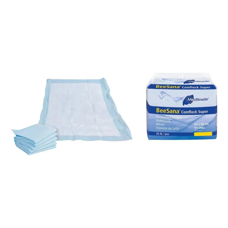 A stack of blue disposable bed pads Meditrade BeeSana® Comflock Super next to their packaging, labeled by Meditrade GmbH with the inscription 'beesana comficlock super', indicating that they are 60 x 90 cm in size.