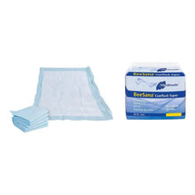 A stack of blue disposable bed pads Meditrade BeeSana® Comflock Super next to their packaging, labeled by Meditrade GmbH with the inscription 'beesana comficlock super', indicating that they are 60 x 90 cm in size.